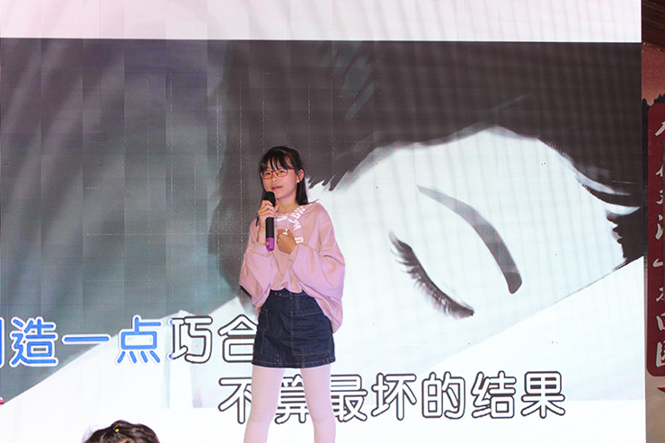 梁懷丹為(wèi)大(dà)家(jiā)獻上(shàng)歌(gē)曲《非酋》