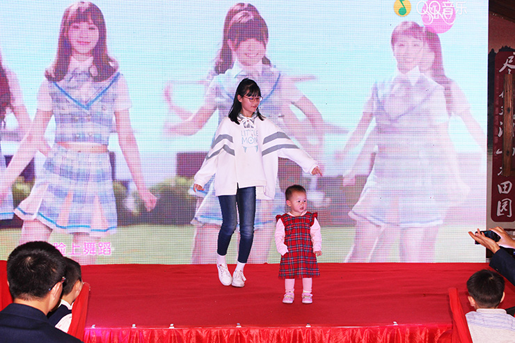 梁懷丹為(wèi)大(dà)家(jiā)獻上(shàng)舞(wǔ)蹈《青春告白(bái)》