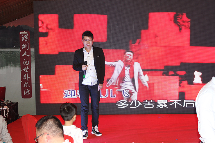 綜合部陽東(dōng)為(wèi)大(dà)家(jiā)獻上(shàng)歌(gē)曲《兄弟(dì)幹杯》