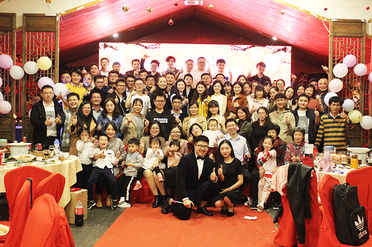 大(dà)合唱(chàng)《相(xiàng)親相(xiàng)愛(ài)的(de)一(yī)家(jiā)人(rén)》，全體(tǐ)留影(yǐng)合照(zhào)！